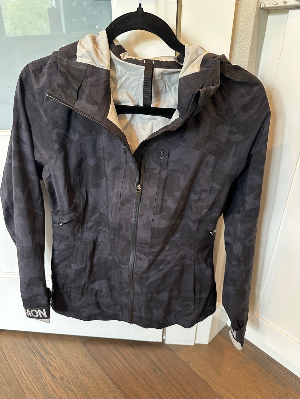 Women’s lululemon  Black Camo Lightweight rain Hooded running jacket